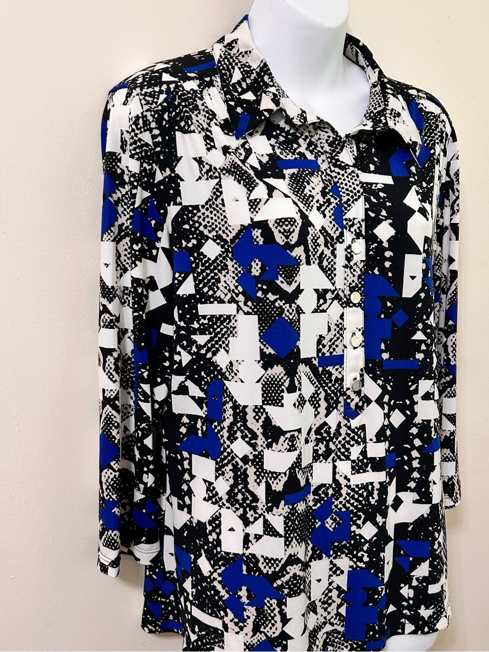 Alfani Women’s Black White and Blue Geometric long sleeve CollarTop size PXL